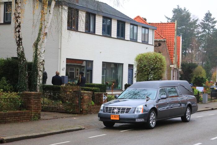 Laatste eer aan overleden brandweerman Pim van der Bruggen