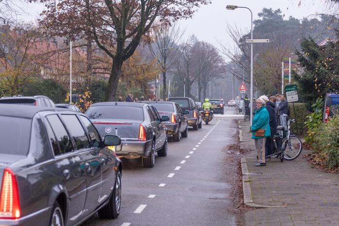 Laatste eer aan overleden brandweerman Pim van der Bruggen