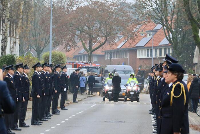 Laatste eer aan overleden brandweerman Pim van der Bruggen