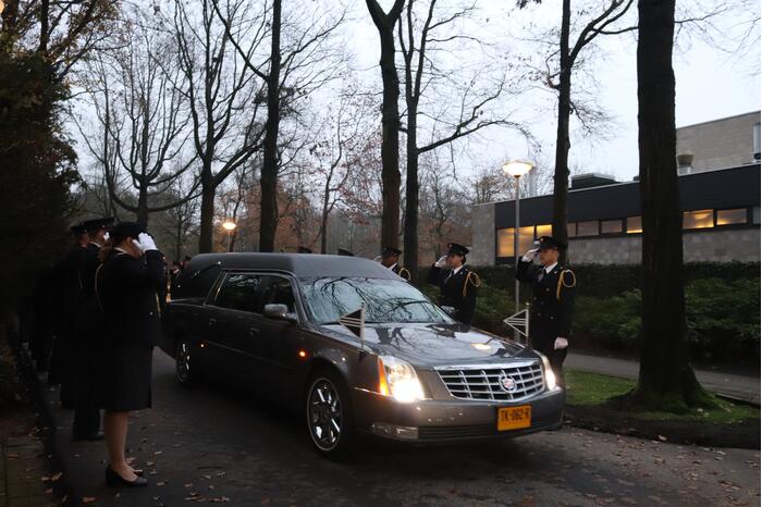 Laatste eer aan overleden brandweerman Pim van der Bruggen