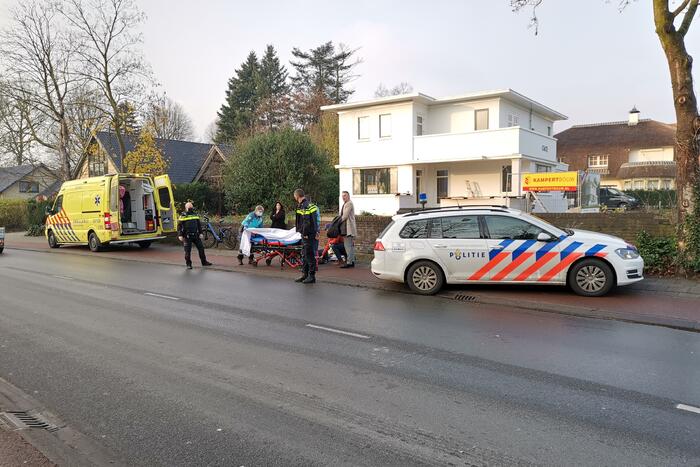 Fietsster onderuit na knal op stoeprand