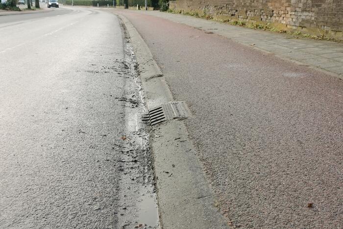 Fietsster onderuit na knal op stoeprand