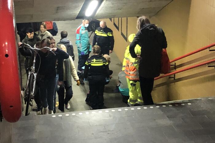 Vrouw valt van trap en raakt gewond