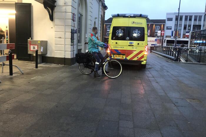 Vrouw valt van trap en raakt gewond