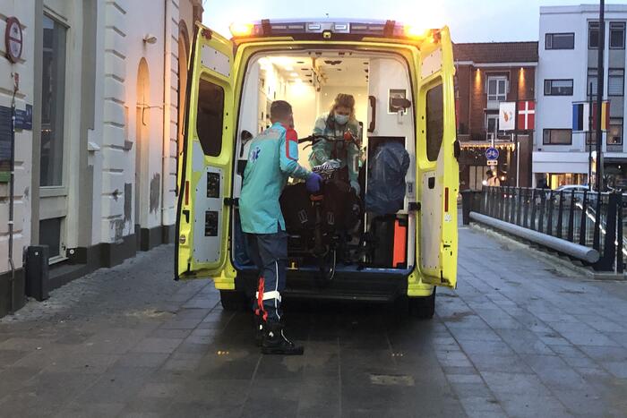 Vrouw valt van trap en raakt gewond