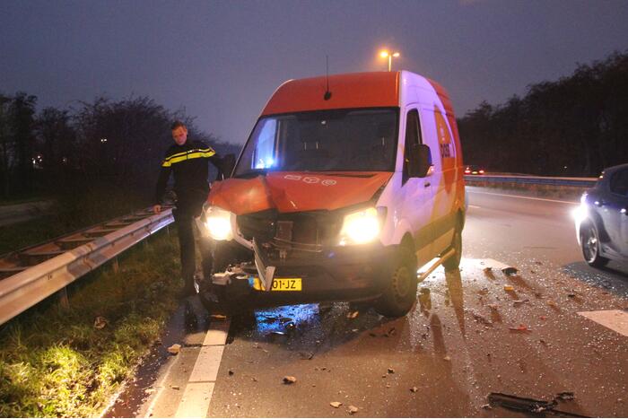 Veel schade na aanrijding tussen bestelbus en personenauto