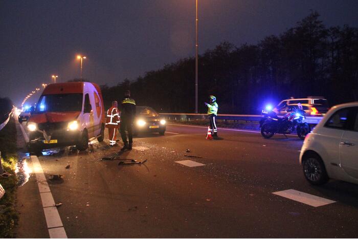 Veel schade na aanrijding tussen bestelbus en personenauto