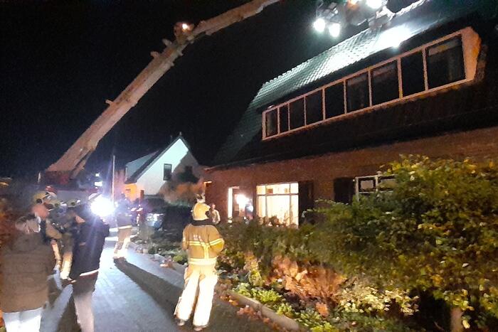 Brand in schoorsteen van woning
