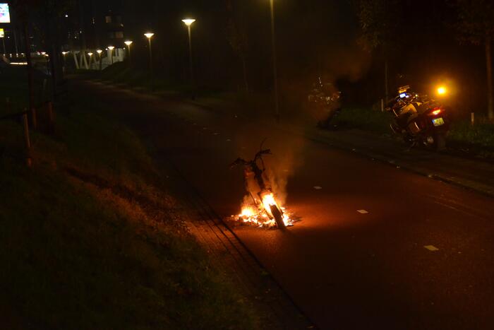 Scooter vat vlam tijdens rit