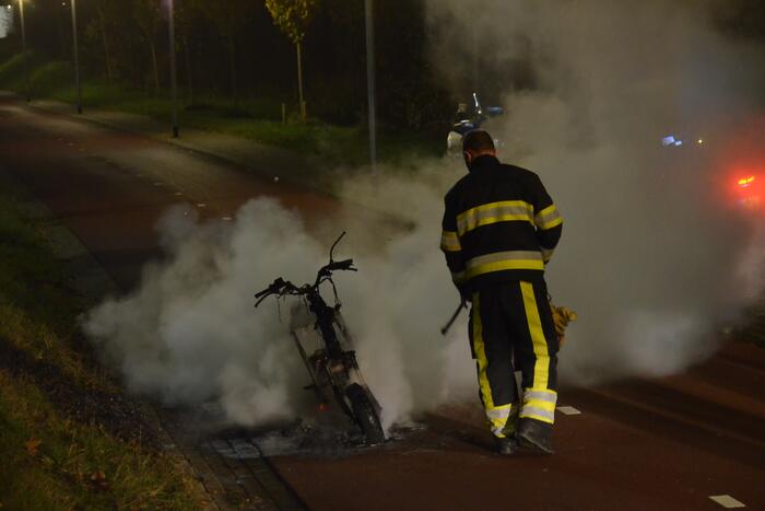 Scooter vat vlam tijdens rit