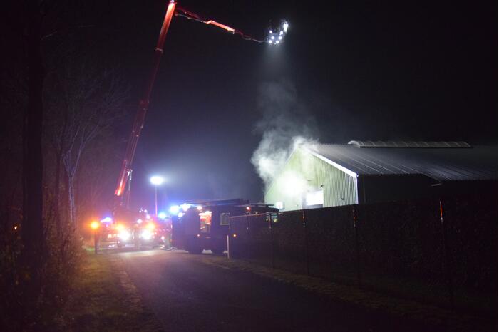 Flinke rookontwikkeling bij brand in bedrijfsloods