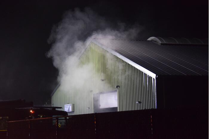 Flinke rookontwikkeling bij brand in bedrijfsloods