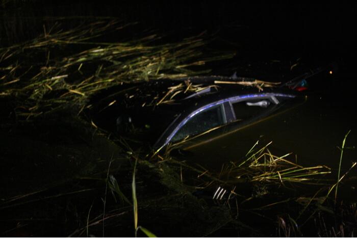 Mercedes compleet onderwater