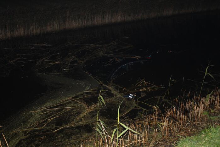 Mercedes compleet onderwater