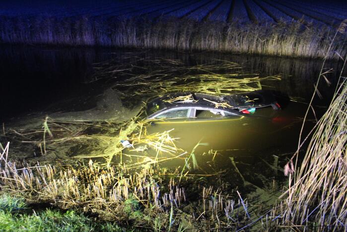 Mercedes compleet onderwater