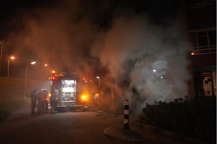 Oud papier tegen woning in brand gestoken