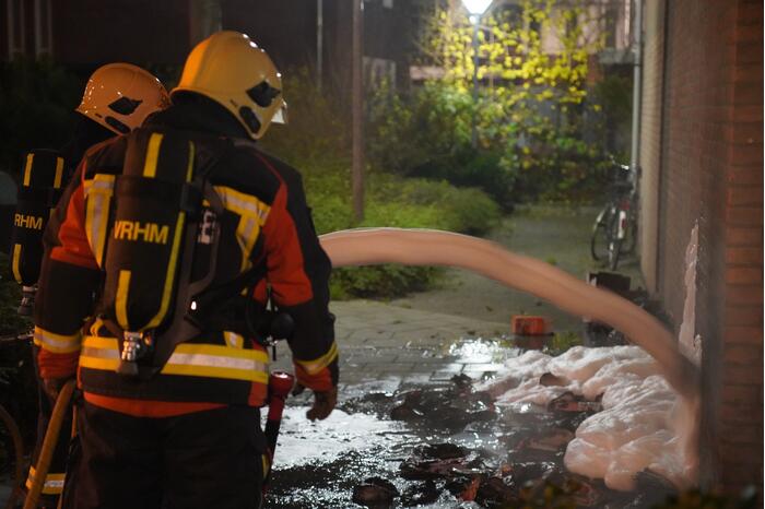 Oud papier tegen woning in brand gestoken