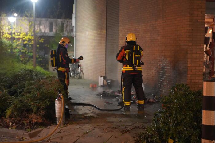 Oud papier tegen woning in brand gestoken
