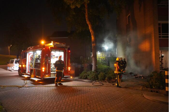 Oud papier tegen woning in brand gestoken