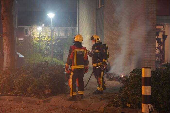 Oud papier tegen woning in brand gestoken
