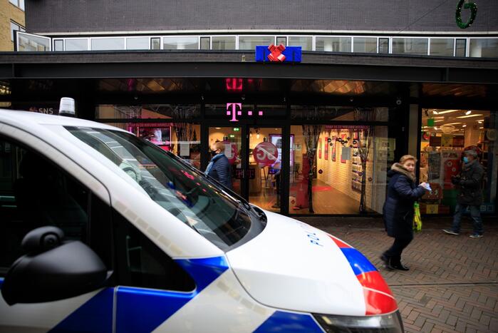 Politie aanwezig door overval op T-Mobile