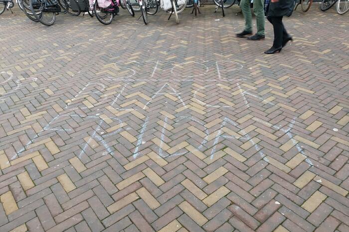 Anti-Black Friday leuzen in winkelstraat