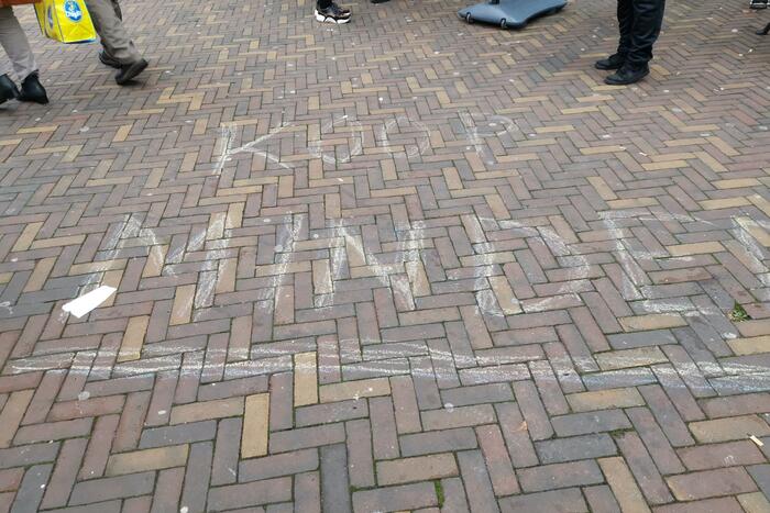 Anti-Black Friday leuzen in winkelstraat