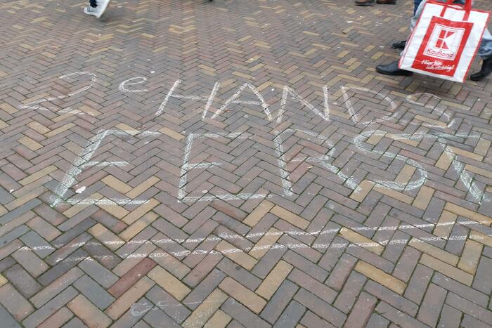 Anti-Black Friday leuzen in winkelstraat