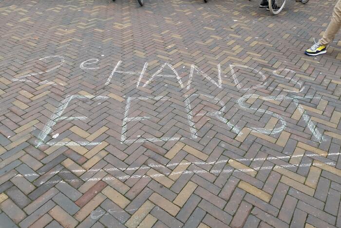 Anti-Black Friday leuzen in winkelstraat