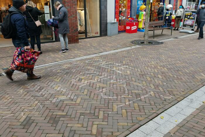 Anti-Black Friday leuzen in winkelstraat
