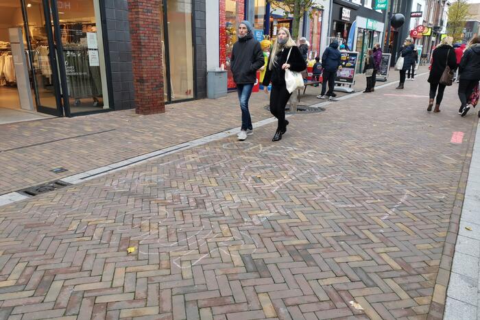 Anti-Black Friday leuzen in winkelstraat