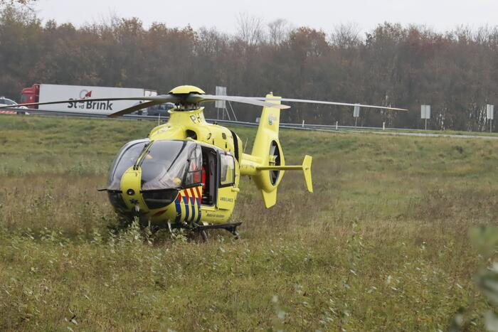 Traumahelikopter landt voor zwaargewond persoon
