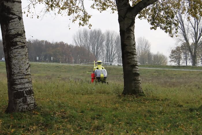 Traumahelikopter landt voor zwaargewond persoon