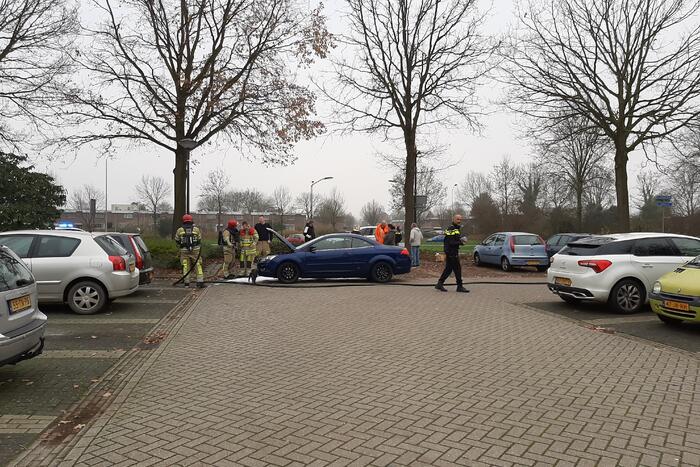 Auto met pech vliegt in brand