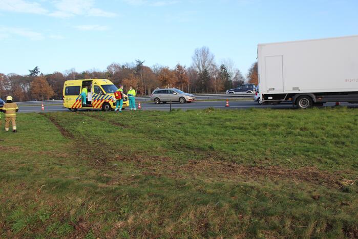 Auto slaat over de kop in de sloot