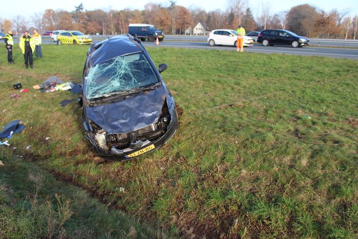 Auto slaat over de kop in de sloot