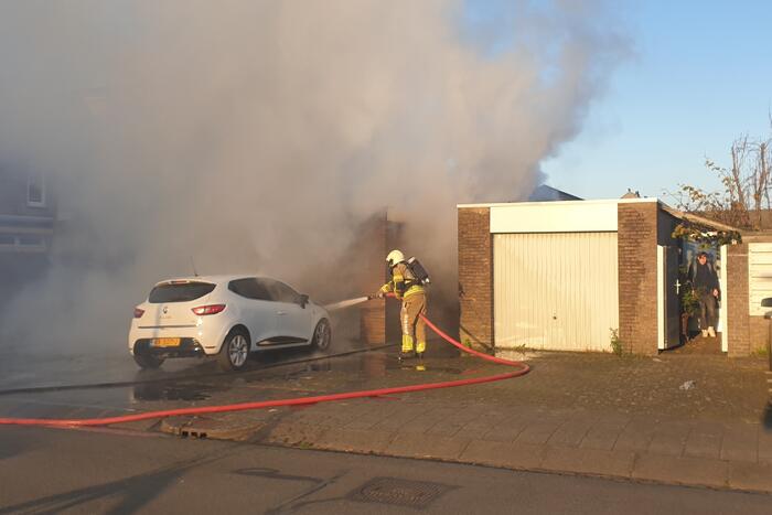 Veel rook bij brand in bijgebouw