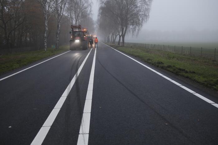 Vrachtwagen met aanhanger met hooi ramt boom