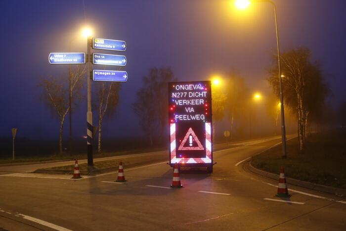 Vrachtwagen met aanhanger met hooi ramt boom
