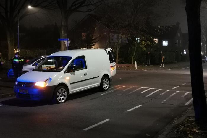 Bestelbus botst met scooter