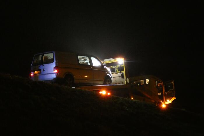 Bestelbus afgesleept na ongeval