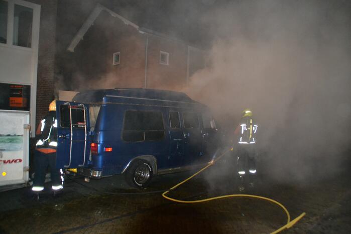 Amerikaanse bestelbus verwoest door brand