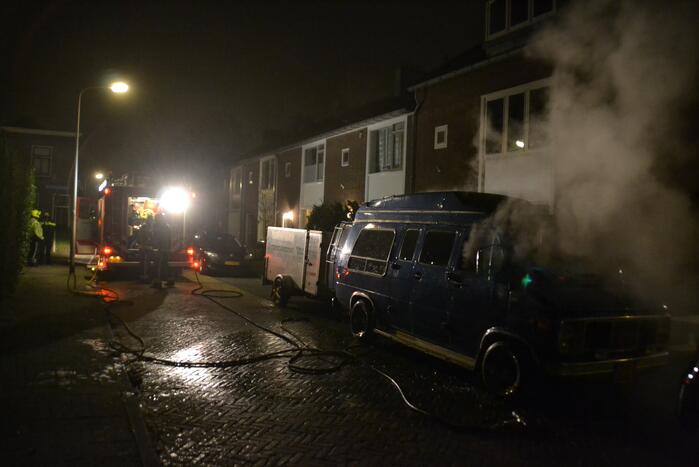 Amerikaanse bestelbus verwoest door brand