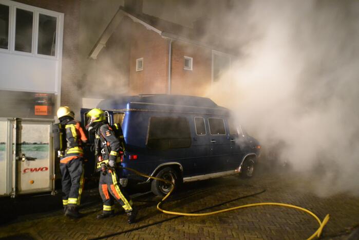 Amerikaanse bestelbus verwoest door brand