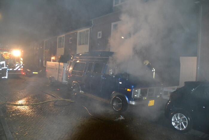 Amerikaanse bestelbus verwoest door brand