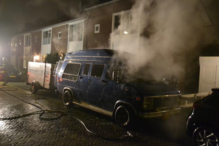 Amerikaanse bestelbus verwoest door brand