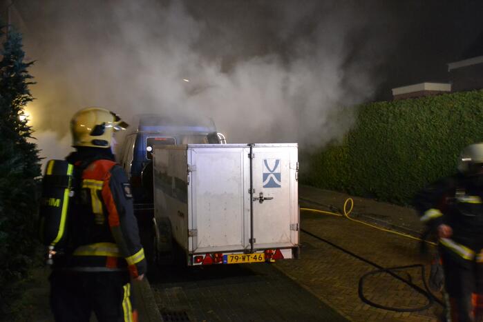 Amerikaanse bestelbus verwoest door brand