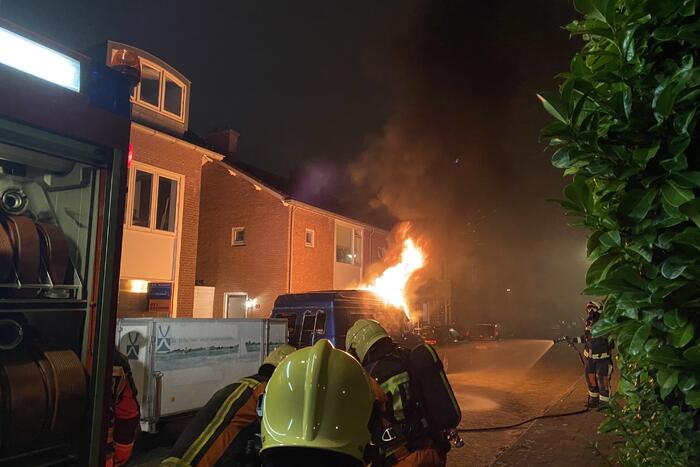 Amerikaanse bestelbus verwoest door brand