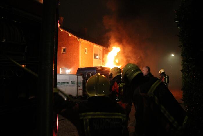 Amerikaanse bestelbus verwoest door brand