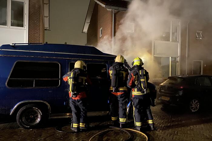 Amerikaanse bestelbus verwoest door brand